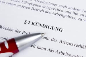 Laut Arbeitsrecht ist bei der Kündigung das Kündigungsschutzgesetz zu berücksichtigen, wenn der Betrieb mindestens 11 Mitarbeiter beschäftigt.