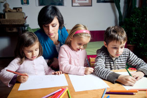 Mit einem Teilzeitjob haben Sie mehr Zeit, um Ihre Kinder bei Hausaufgaben zu unterstützen.