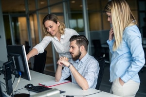 Vor der Bewerbung sollten Asylbewerber in Erfahrung bringen, ob sie über eine Arbeitserlaubnis verfügen. 