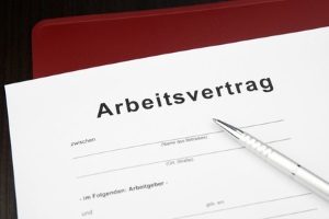 Der Arbeitsvertrag Ihrer Hauptbeschäftigung kann einen Nebenjob durch entsprechende Klauseln ausschließen.