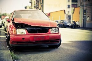 Als Arbeitswegeunfall mit dem Auto gelten Schadensereignisse, die sich auf dem unmittelbaren Arbeitsweg ereigneten.