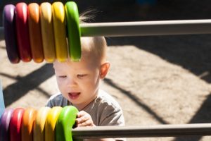 Verletzt sich ein Kleinkind im Kindergarten, liegt versicherungsrechtlich ein Arbeitsunfall vor.