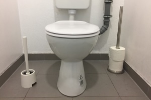 toilettengang-versichert.jpg