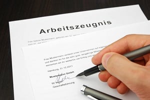 Im Aufhebungsvertrag durch den Arbeitnehmer kann ein Arbeitszeugnis gefordert werden.