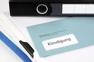 Ein befristeter Arbeitsvertrag ohne Kündigungsfrist kann nicht ordentlich gekündigt werden.