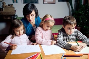 Elternzeit bei Pflegeeltern: Die Auszeit kann beim Arbeitgeber beantragt werden. 