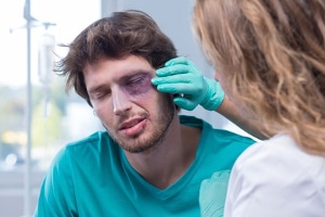 Der Unfallbericht nach einem Arbeitsunfall sollte auf dem Besuch beim Durchgangsarzt folgen.