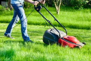 Gartenarbeit gilt als geeigneter Ferienjob für Kinder ab 14 Jahren.