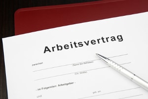 Arbeitsvertrag: Auch bei einem Midijob werden Regelungen vertraglich festgelegt. 