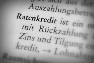 Einen Kredit mit einem befristeten Arbeitsvertrag zu bekommen, ist oft möglich, wenn dessen Laufzeit kurz ist.