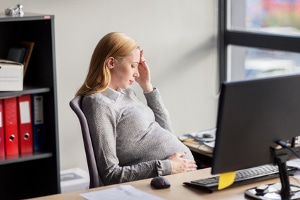 Ruhendes Arbeitsverhältnis: Mutterschutz oder Krankheit können unter anderem Gründe für ein ruhendes Arbeitsverhältnis sein. 