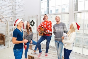 Grund zur Freude für Arbeitnehmer: Unter Umständen ist eine Kürzung vom Weihnachtsgeld bei Krankheit nicht rechtens.