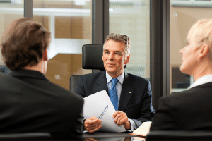 Bei der Kündigungsschutzklage entstehen Kosten für den Arbeitgeber. Zusätzlich dazu kann eine Abfindung fällig werden.