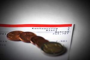 Da bei einer Kündigungsschutzklage keine Lohnfortzahlung erfolgt, kann Arbeitslosengeld beim Arbeitsamt beantragt werden.