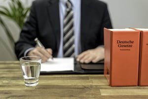 Nicht immer ist eine Kündigungsschutzklage ohne Anwalt möglich.  Anwaltszwang besteht etwa beim Landesarbeitsgericht.