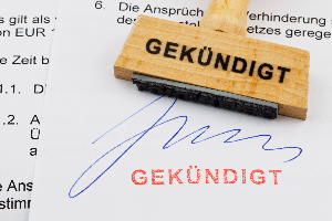 Bei der Verdachtskündigung beenden Arbeitgeber den Arbeitsvertrag mit sofortiger Wirkung.
