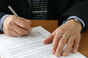 Beim Tarifvertrag im Einzelhandel die Kündigungsfrist zu beachten ist wichtig, denn diese weicht meist von den üblichen Fristen ab.