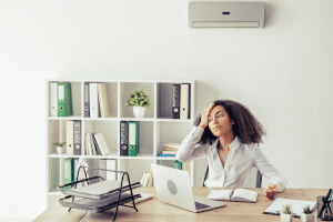 Arbeitgeber können am Arbeitsplatz eine Art Hitzefrei ermöglichen, indem Sie Arbeitszeiten verschieben. 