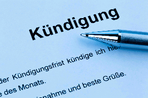 Innerhalb der Mindestkündigungsfrist muss der Arbeitnehmer eine Kündigung in einem schriftlichen Brief überreichen.