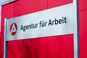 Was ist ALG 1? Das Arbeitslosengeld ist eine Versicherungsleistung der Arbeitslosenversicherung.