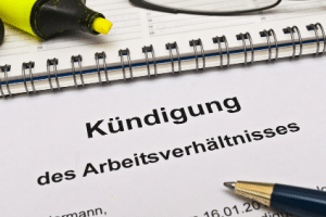 Ob Sie trotz einem geltenden Zeitvertrag auf Arbeit vorzeitig kündigen dürfen, hängt von der Kündigungsart ab.