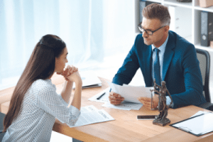 Die gesetzliche Mindestkündigungsfrist für Arbeitgeber berücksichtigt auch die Länge Ihres Arbeitsverhältnisses.