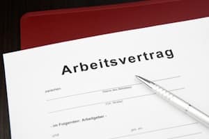 Die Kündigungsfrist muss auch bei Saisonarbeit im Arbeitsvertrag festgelegt werden.