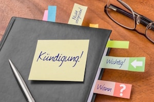 Welche Fristen gilt es bei der Kündigung von einem Arbeitsvertrag durch den Arbeitnehmer zu beachten?