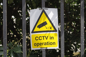 Videoüberwachung am Arbeitsplatz kann in die Grundrechte eingreifen und muss dementsprechend sparsam eingesetzt werden.