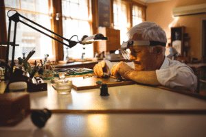 Genauso wie körperlich anspruchsvolle Tätigkeiten kann auch Feinarbeit eine physische Belastung am Arbeitsplatz sein (z. B. in einer Reparaturwerkstatt).