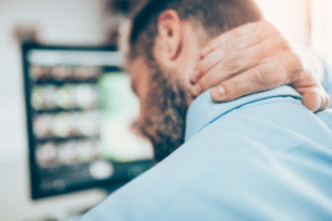 Physische Belastung am Arbeitsplatz: Laut Gesetz ist der Arbeitgeber dafür verantwortlich, wenn Arbeitnehmer körperliche Beeinträchtigungen durch die Arbeit erleben.