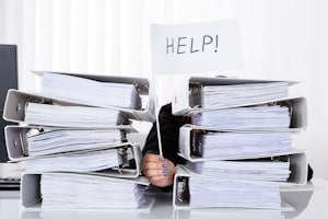 Der Arbeitgeber muss laut Gesetz die psychische Belastung am Arbeitsplatz reduzieren.