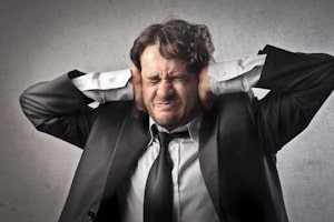 Psychische Belastung kann auch durch Lärm am Arbeitsplatz entstehen.