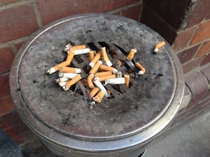 Ein absolutes Rauchverbot am Arbeitsplatz ist unter bestimmten Umständen zulässig.