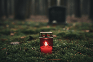 Sonderurlaub im Todesfall: Oma/Opa zählen in der Regel zur engeren Verwandtschaft, vor allem, wenn sie im selben Haushalt leben.