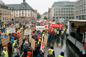 Beim Arbeitskampf sind der Streik und die Aussperrung die häufigsten Maßnahmen.